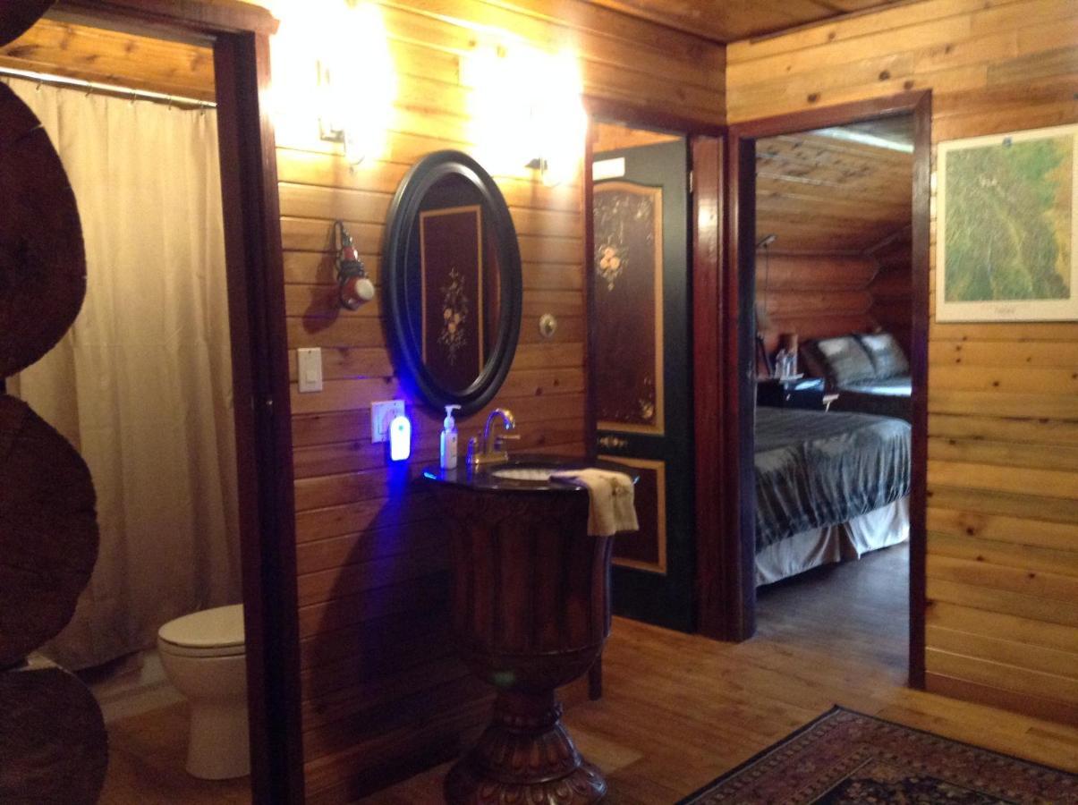 Summit River Lodge & Campsites Valemount Phòng bức ảnh